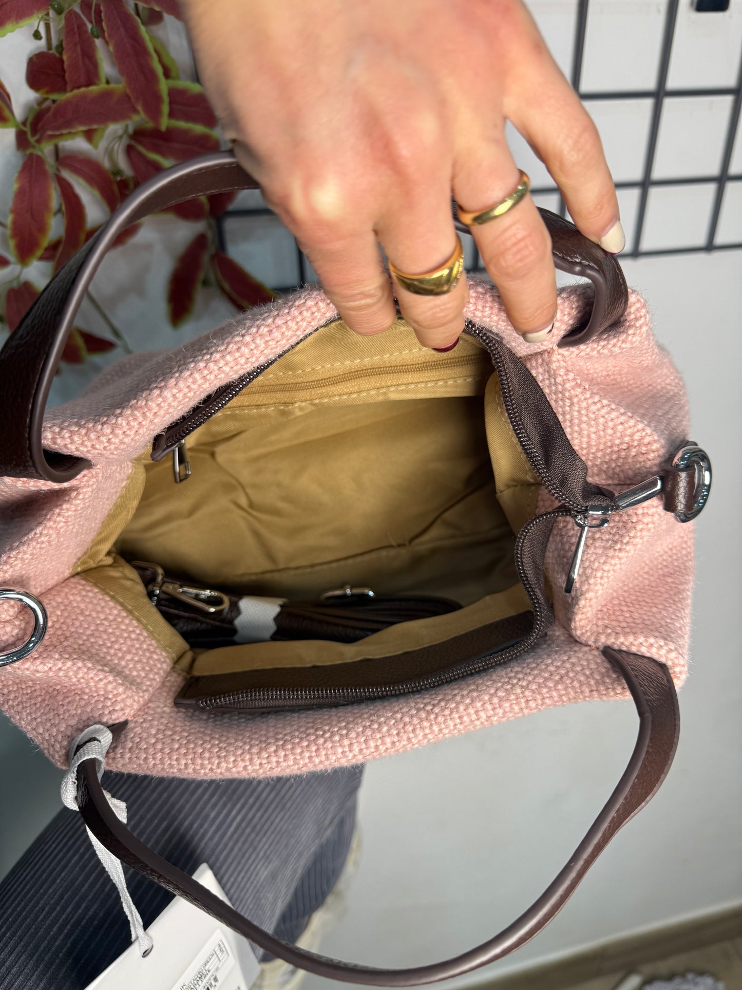 Bolso rosa de mano y bandolera
